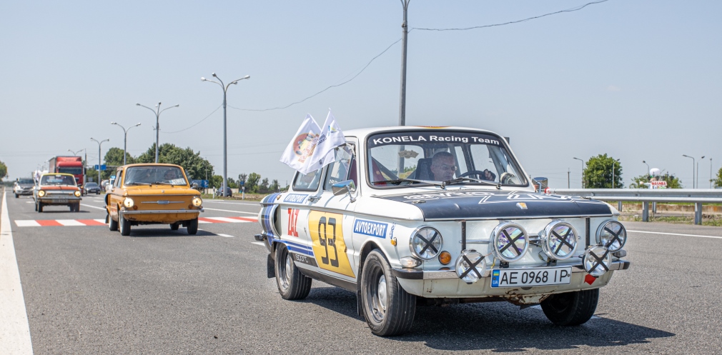 Погоняли: десятки ретро-машин проверили качество новой трассы на Днепропетровщине фото 10 9