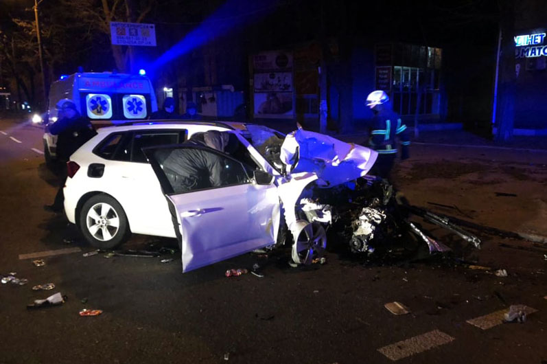 Автомобиль врезался в столб / фото: ГСЧС