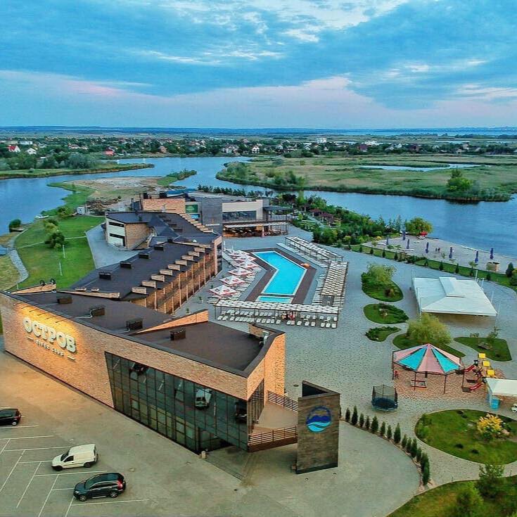 Остров River Club находится недалеко от Днепра - || фото: eventlocations.com.ua