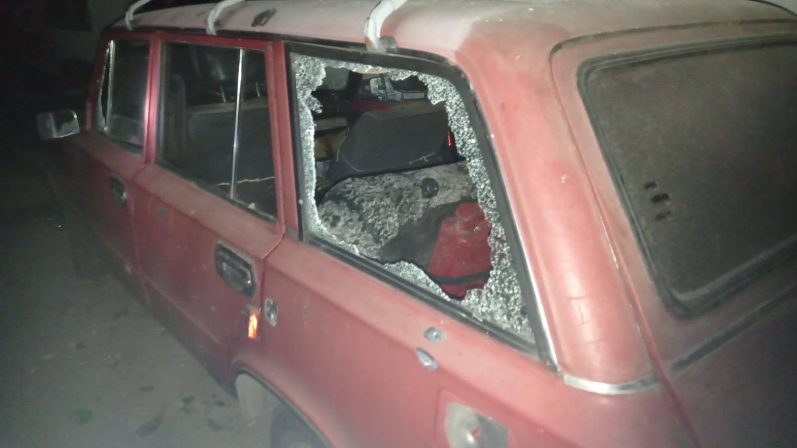 Из-за обстрелов поврежденные автомобили - || фото: dp.npu.gov.ua