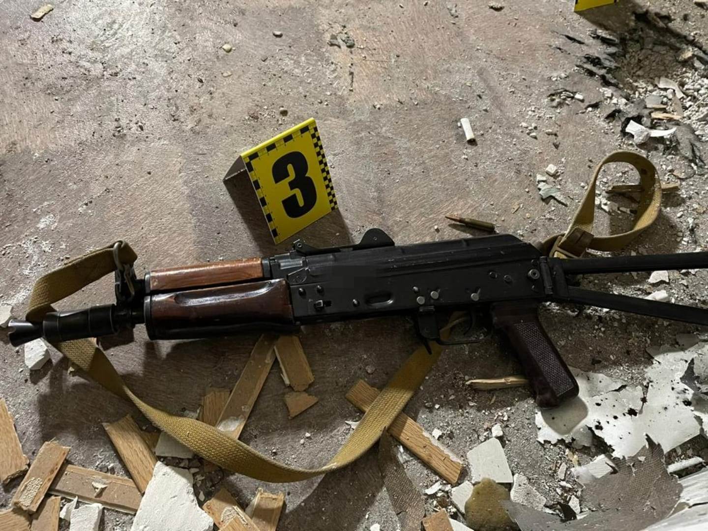У мужчины нашли оружие – || фото: dp.npu.gov.ua