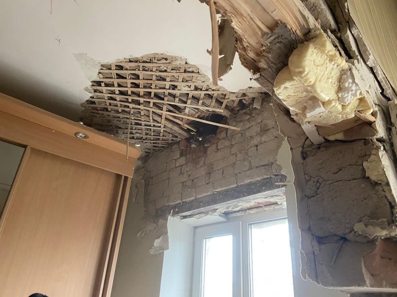 Через обстріли пошкоджені будинки місцевих жителів - || фото: dp.npu.gov.ua