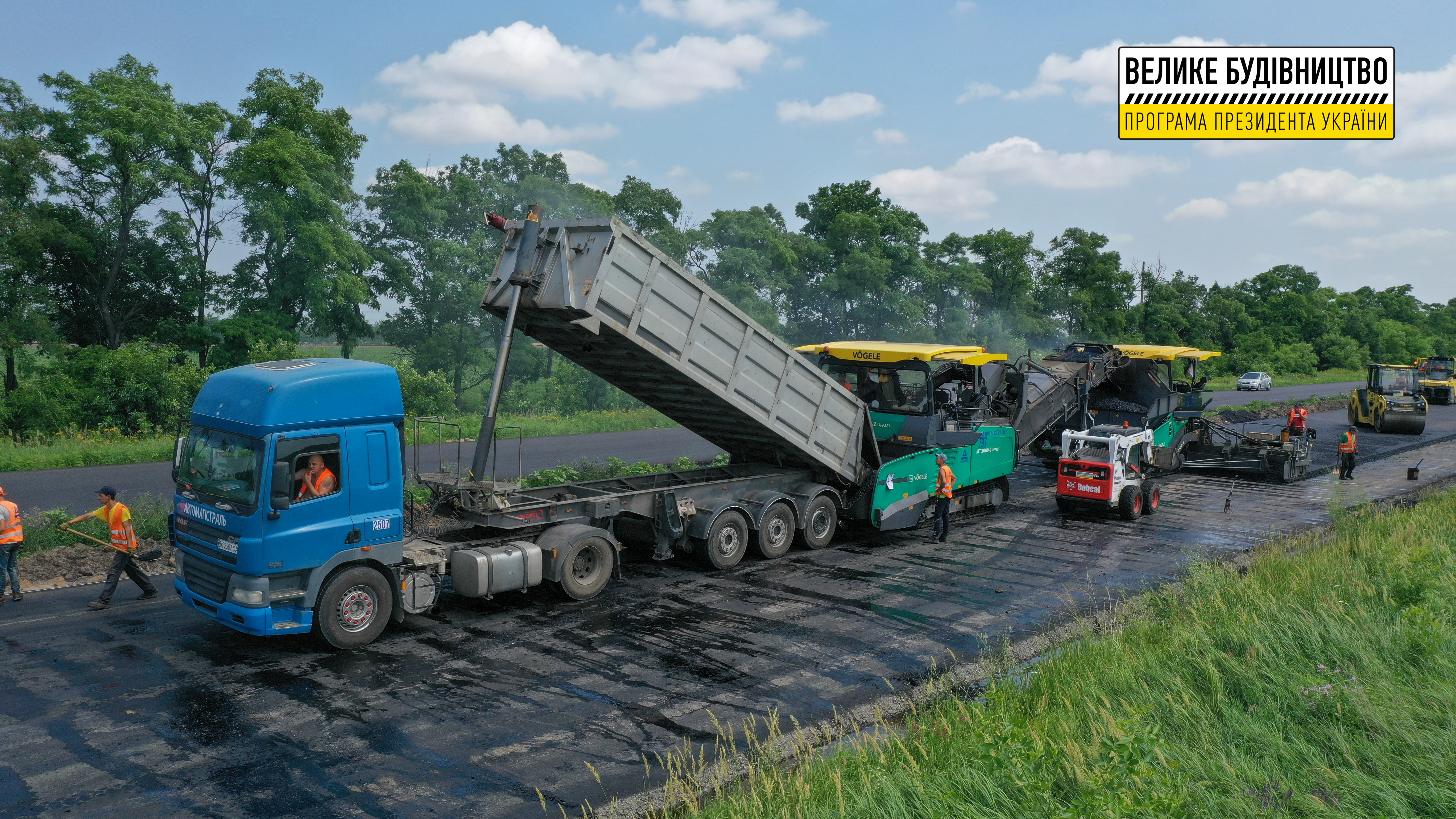 Техника работает круглосуточно - фото: adm.dp.gov.ua