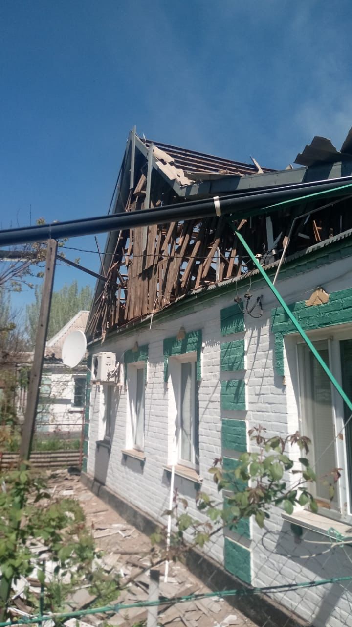 Унаслідок обстрілу пошкоджені будинки - || фото: dp.npu.gov.ua