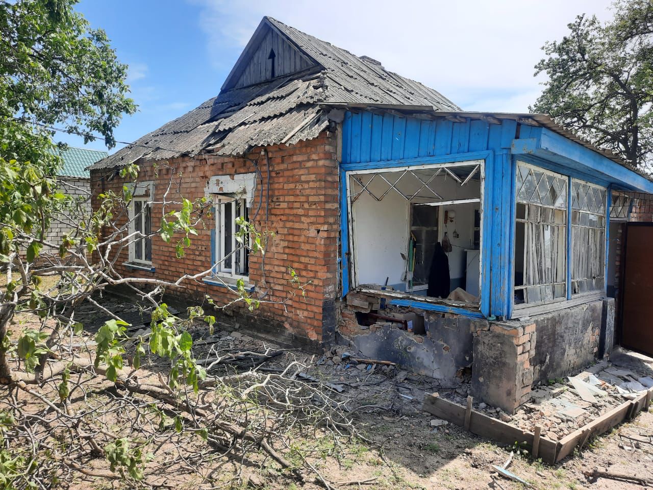 Унаслідок обстрілів пошкоджені будинки - || фото: dp.npu.gov.ua