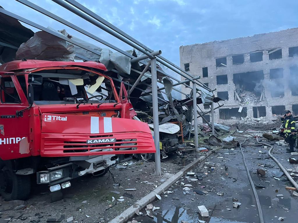 Один із ударів завдали по пожежній частині - || фото: dp.npu.gov.ua
