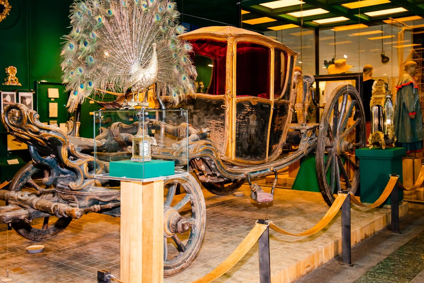 Министру представили объекты, которые хотят отреставрировать  - фото: adm.dp.gov.ua