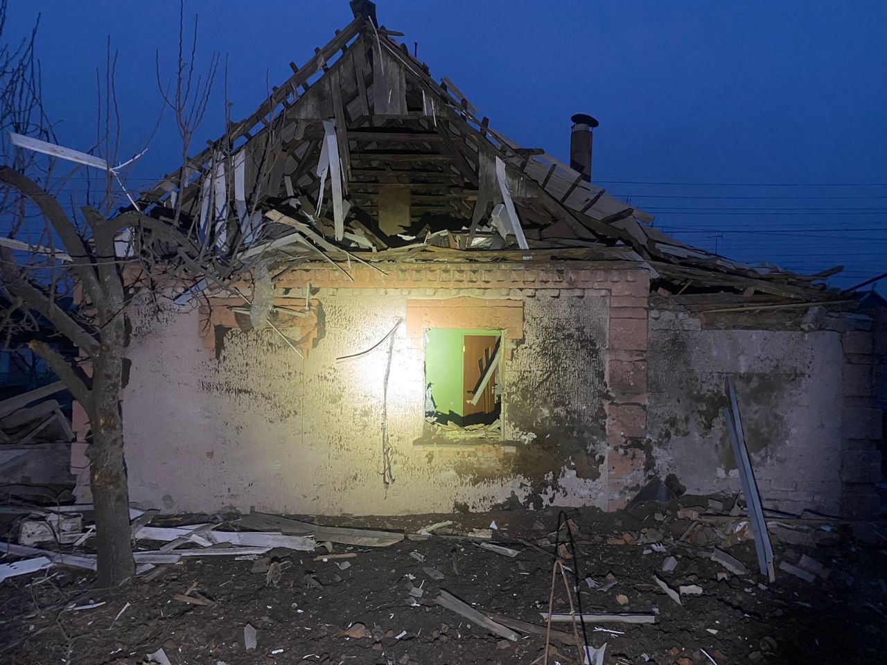 Внаслідок обстрілу пошкоджені будинки - || фото: adm.dp.gov.ua