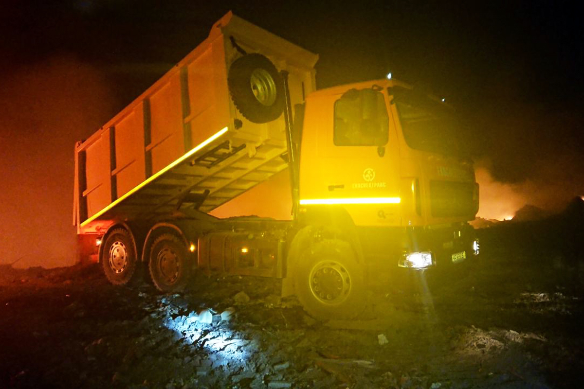 Пожар ликвидирует тяжелая техника / фото: ГСЧС в Днепропетровской области