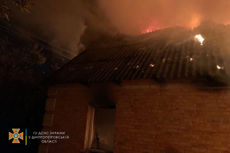 Огонь уничтожил вещи в доме и крышу / фото: ГСЧС