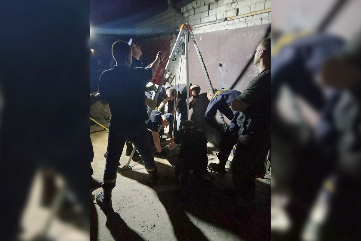 Работника засыпало землей - фото: ГСЧС