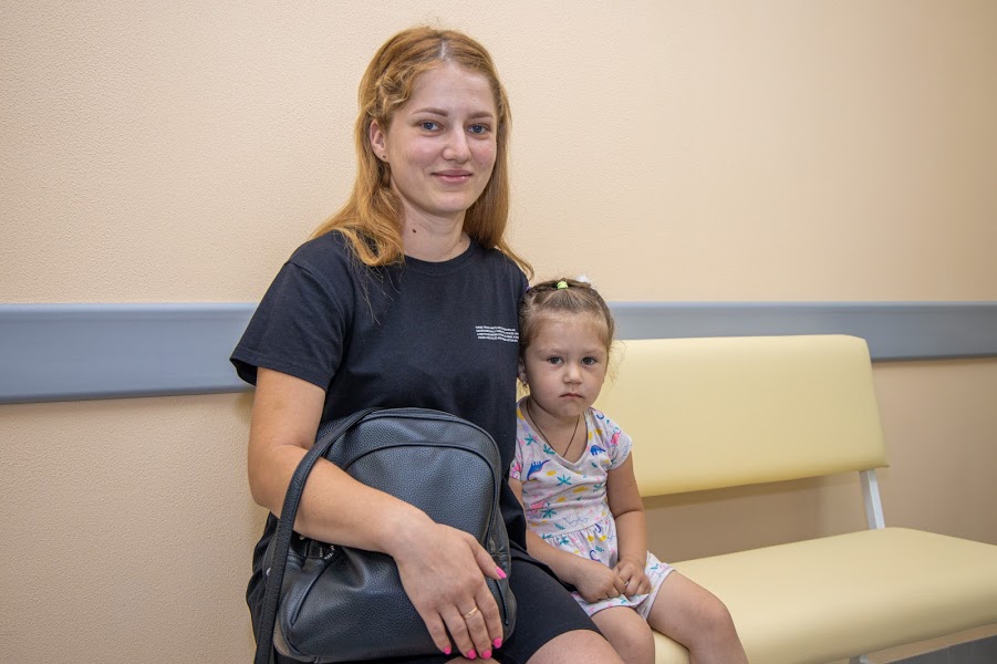 Малышку привели на прививку - фото: adm.dp.gov.ua