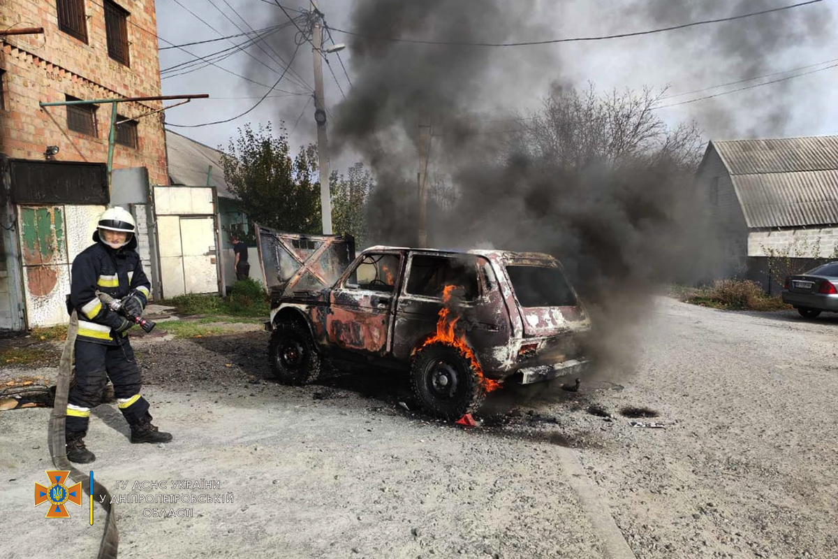 В Днепре горела машина  - фото: dp.dsns.gov.ua
