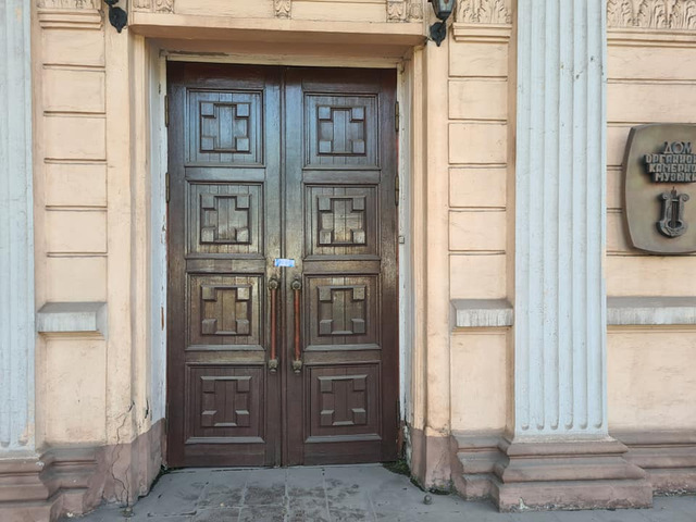 Двери опломбировали - фото: oblrada.dp.gov.ua