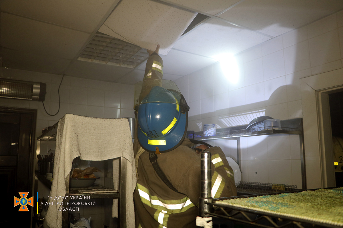 Пострадал потолок - фото: dp.dsns.gov.ua