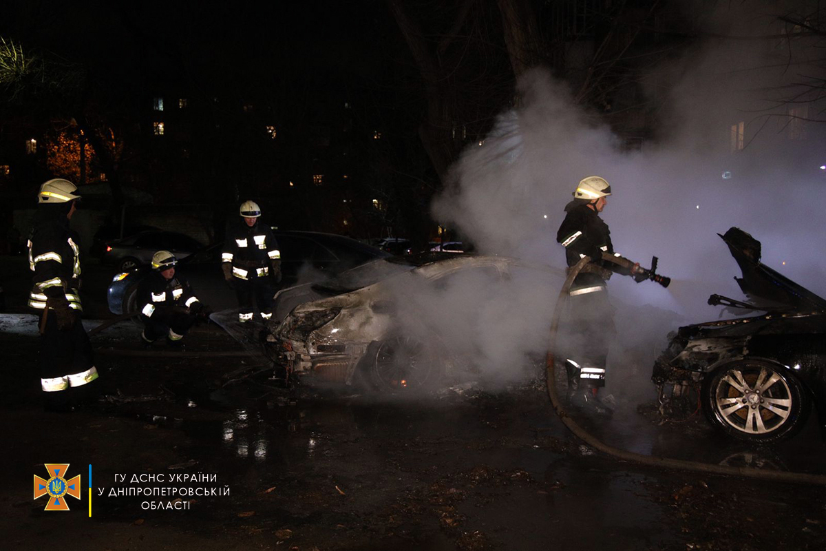 В Днепре сгорели машины  - || фото: dp.dsns.gov.ua