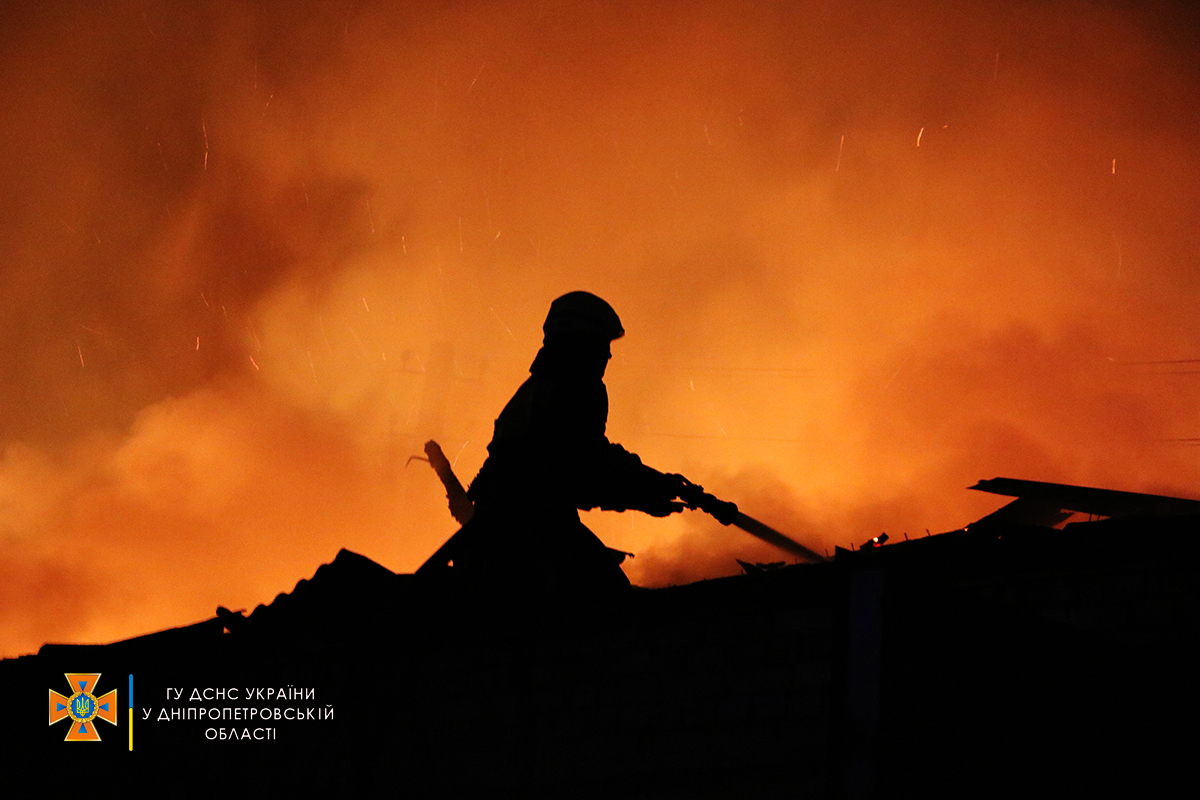 Пожар на СТО - фото: dp.dsns.gov.ua