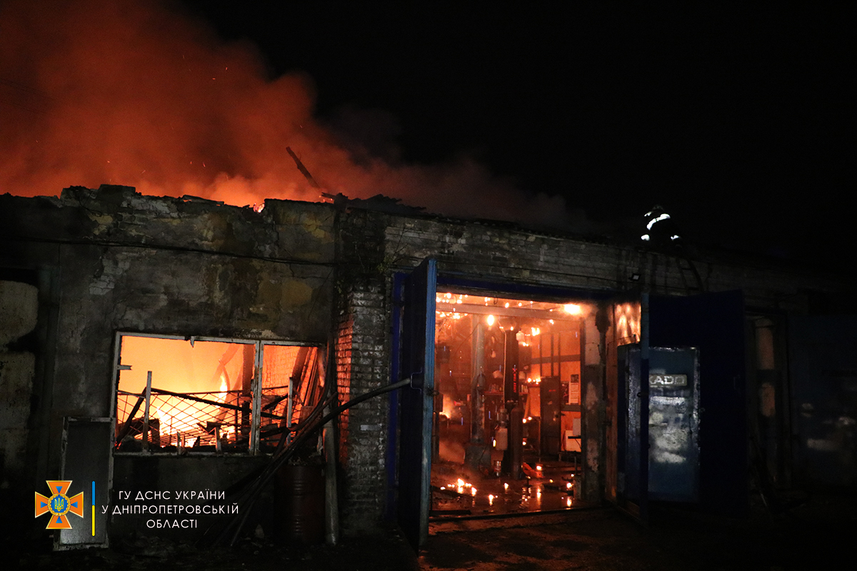 Горело СТО - фото: dp.dsns.gov.ua