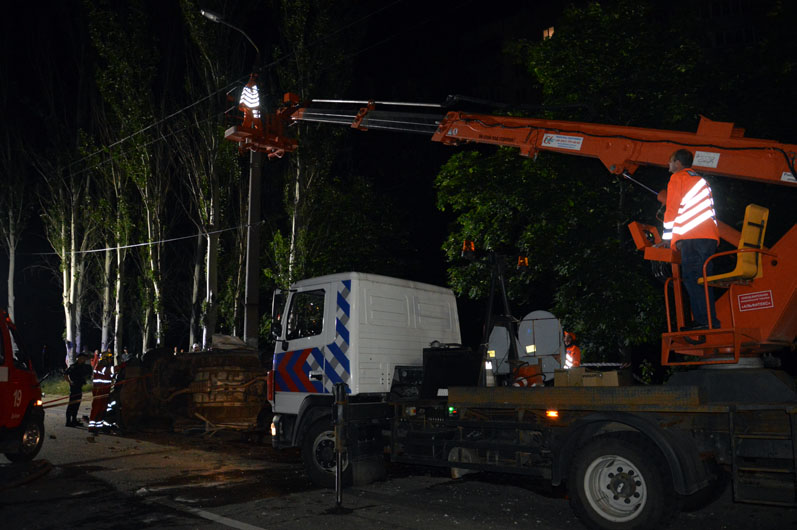 Также вызвали коммунальщиков - фото: ГСЧС