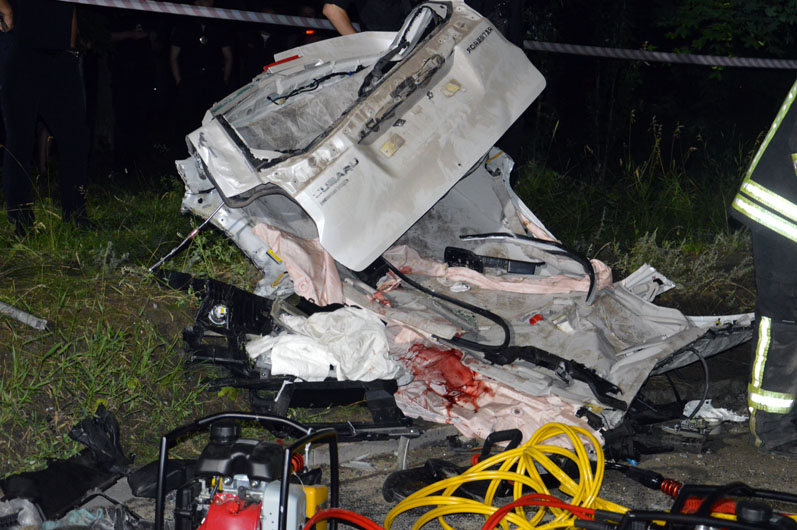 Часть автомобиля срезали - фото: ГСЧС