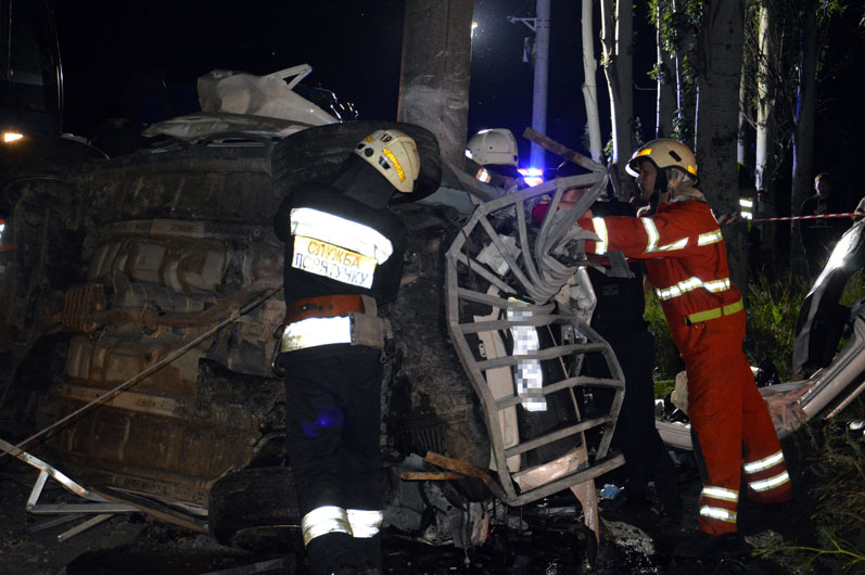 Водителя и пассажира зажало в салоне - фото: ГСЧС