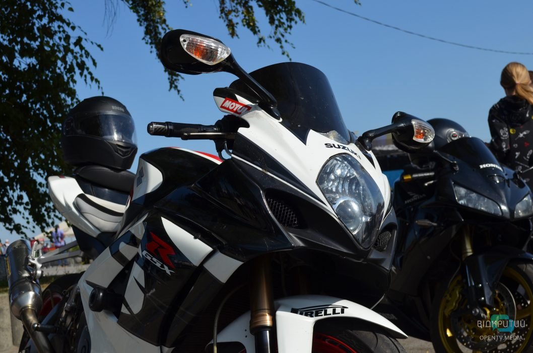 Собрались сотни мотоциклистов - фото: opentv.media