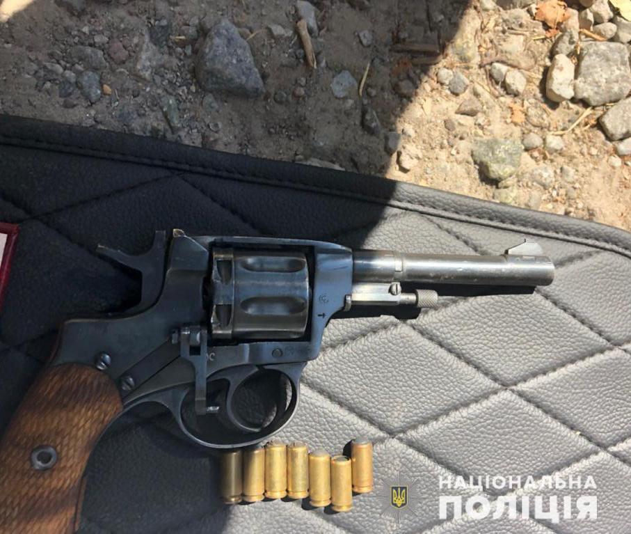 В автомобиле обнаружили оружие / фото: ГУ НП в Днепропетровской области