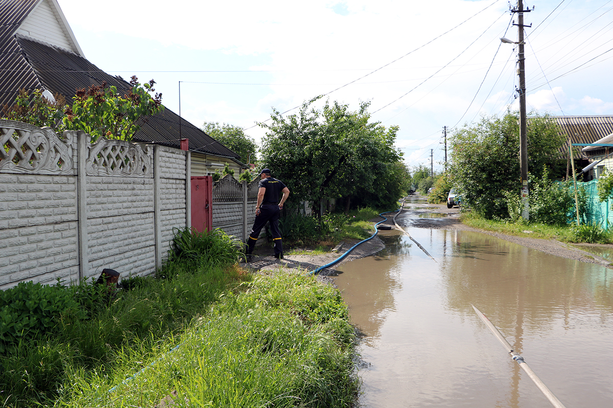 Спасатели выкачивают воду - фото: ГСЧС