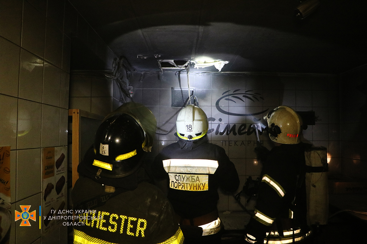 Огонь возник внутри кафе - фото: ГСЧС