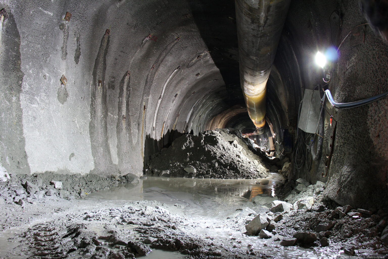 Правый туннель от станции "Театральной" - фото: metro.dp.ua