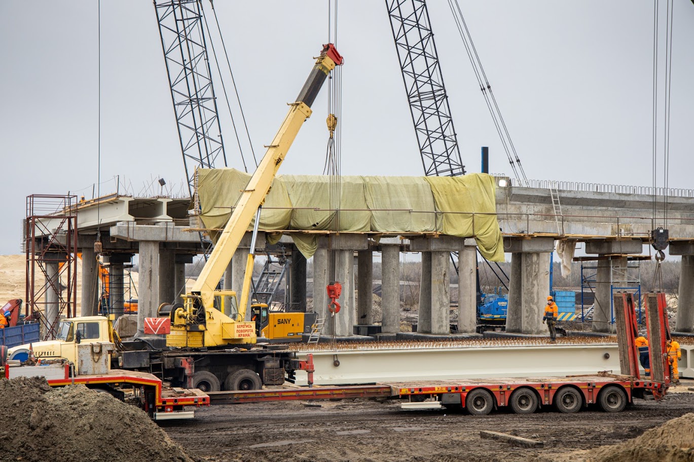 В строительстве помогает тяжелая техника / фото: ДнепрОГА