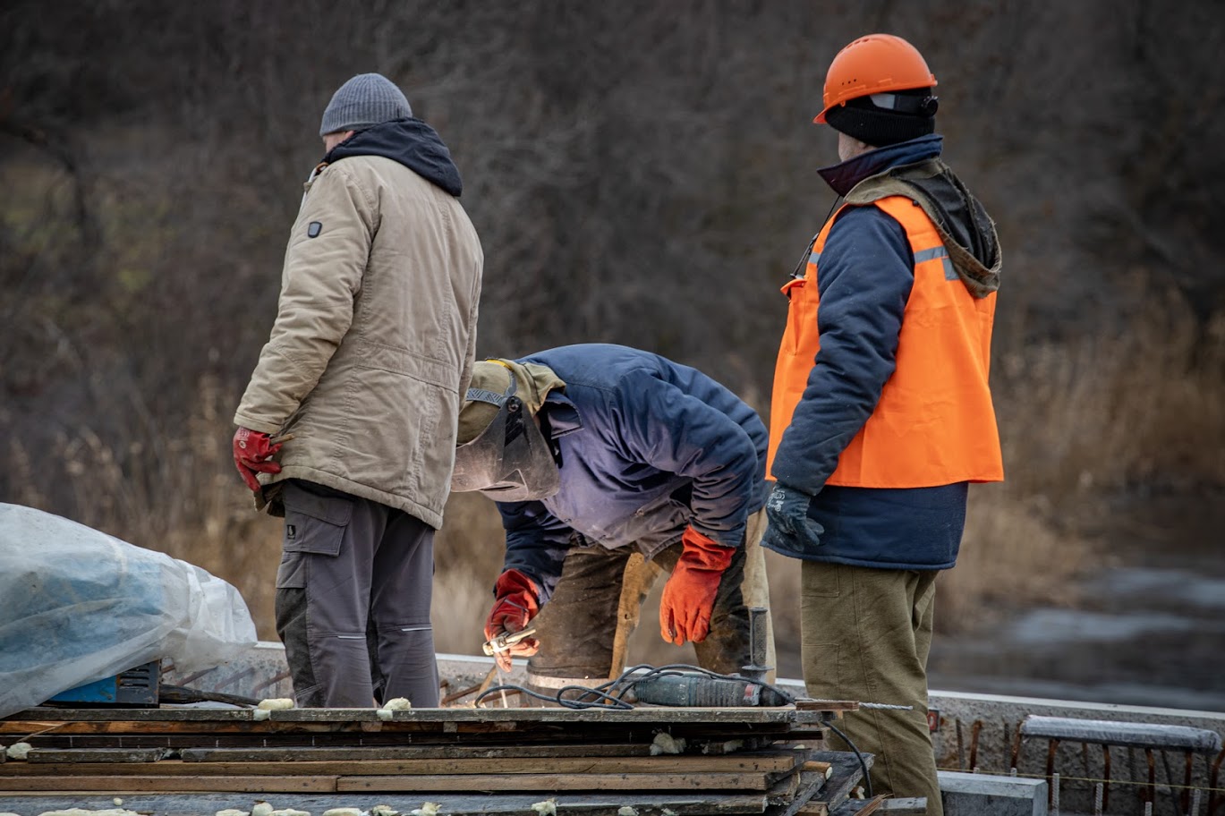 Мостостроители работают по сменам / фото: ДнепрОГА