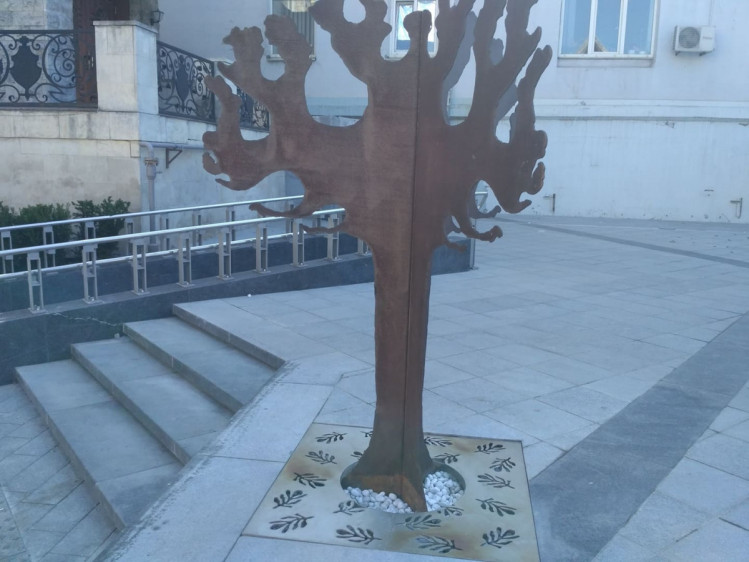 Металлическое дерево появилось на улице Короленко / фото: "Депо.Днепр"