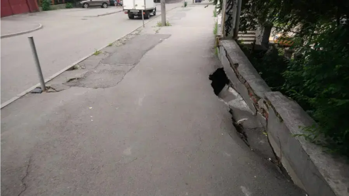 Участок начал разрушаться несколько дней назад - фото: d1.ua