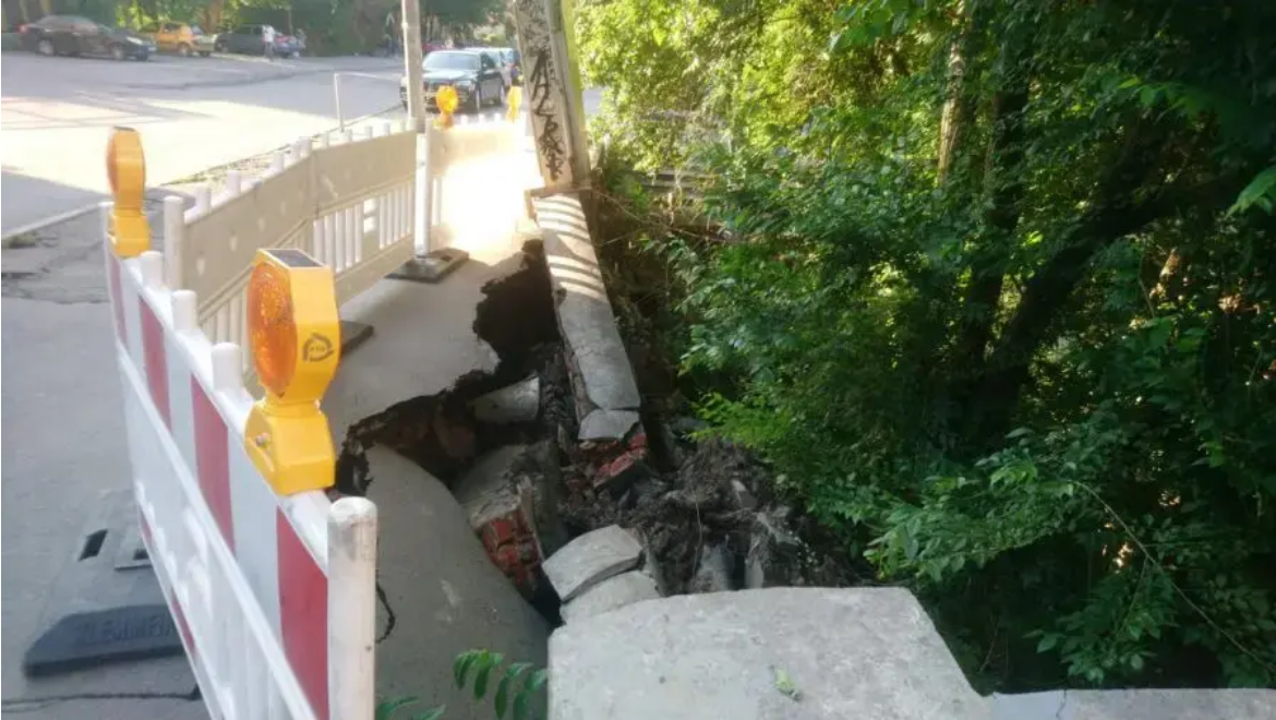 Потом здесь поставили забор - фото: d1.ua