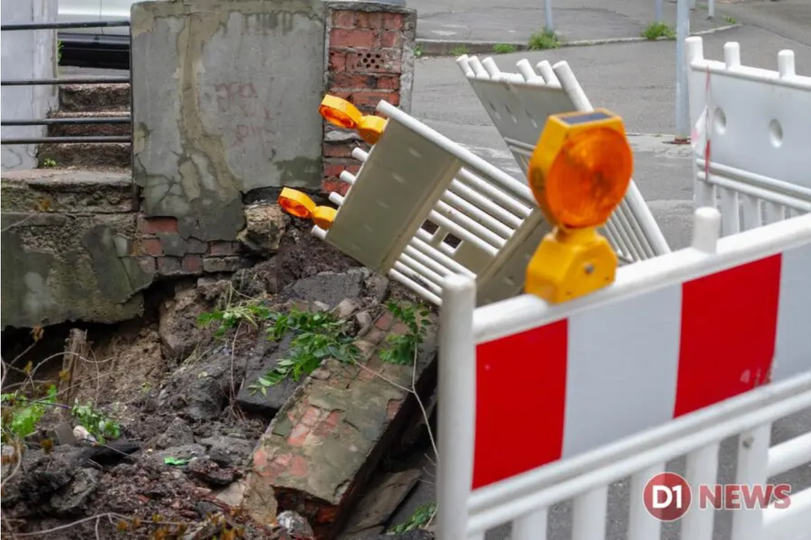 Ограждение начало проваливаться - фото: d1.ua