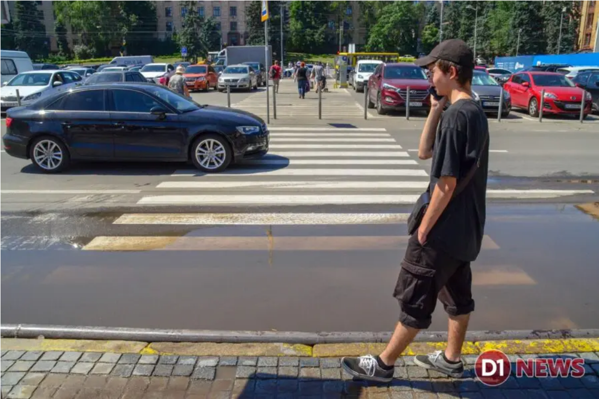 Затопило переход - фото: d1.ua