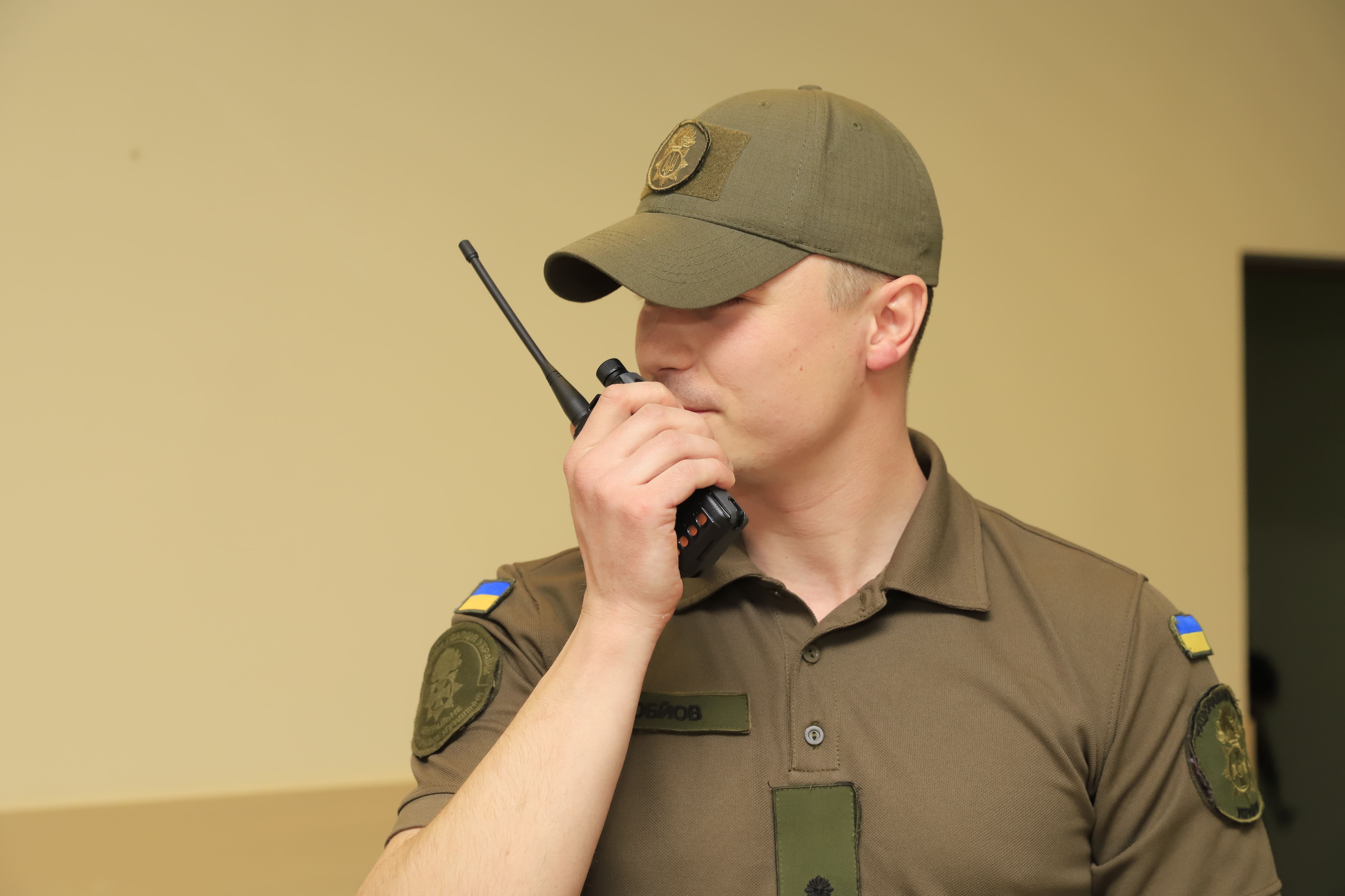 В Днепре подразделениям Национальной гвардии Украины передали 195 новых радиостанций фото 8 7