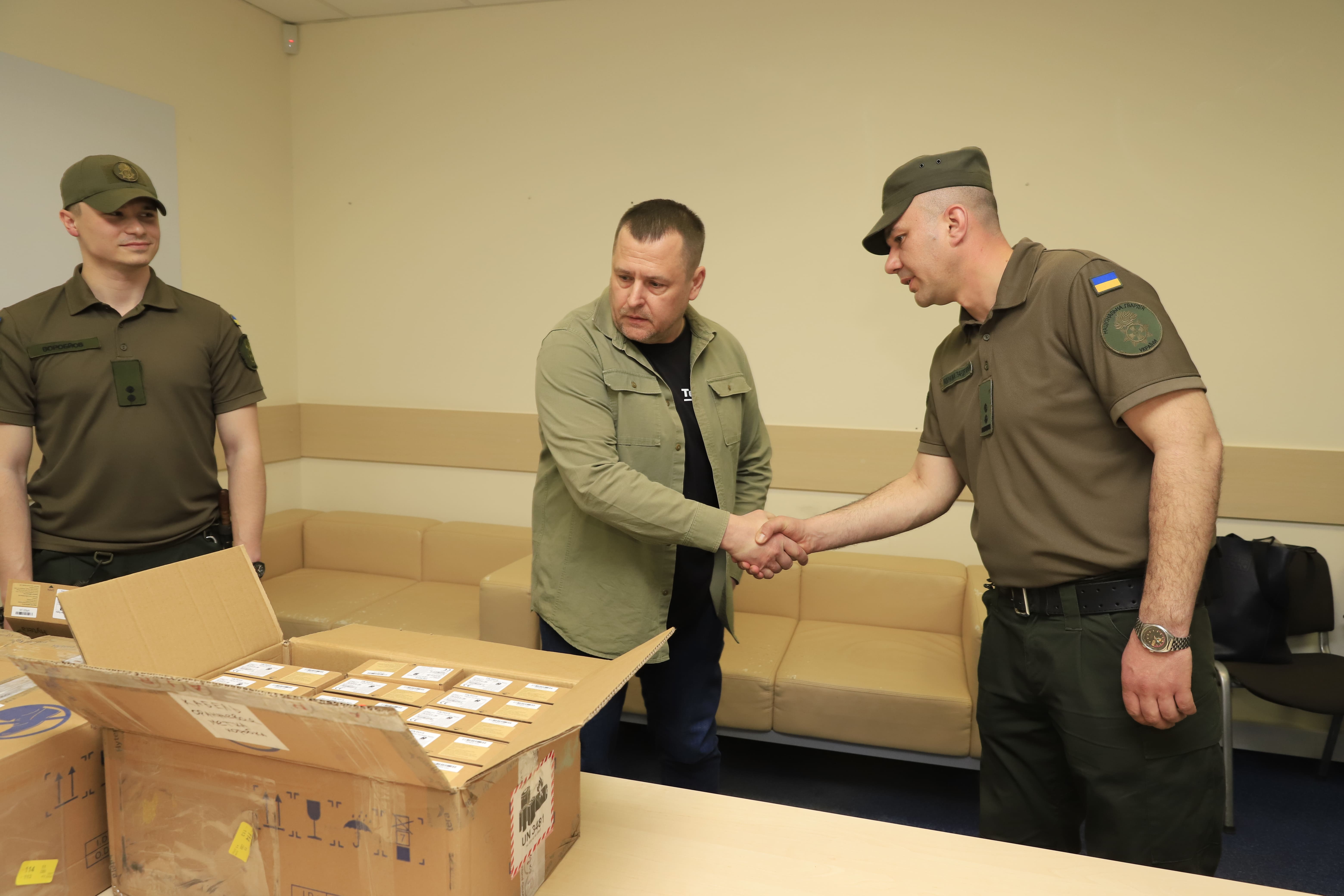 В Днепре подразделениям Национальной гвардии Украины передали 195 новых радиостанций фото 1