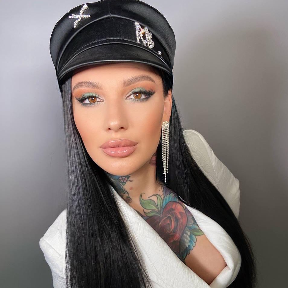 Сейчас девушка мечтает о муже и семье - фото: inst adelasantyxx