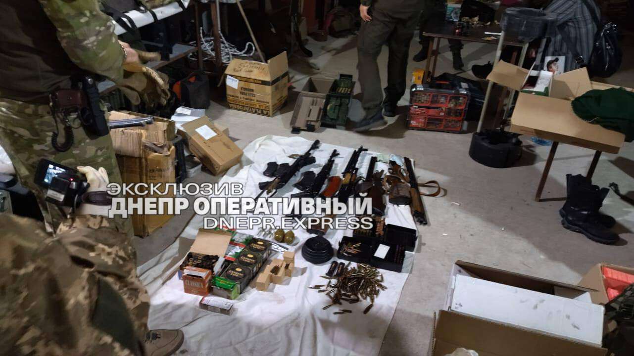 Також правоохоронці знайшли багато зброї - || фото: dnepr.express