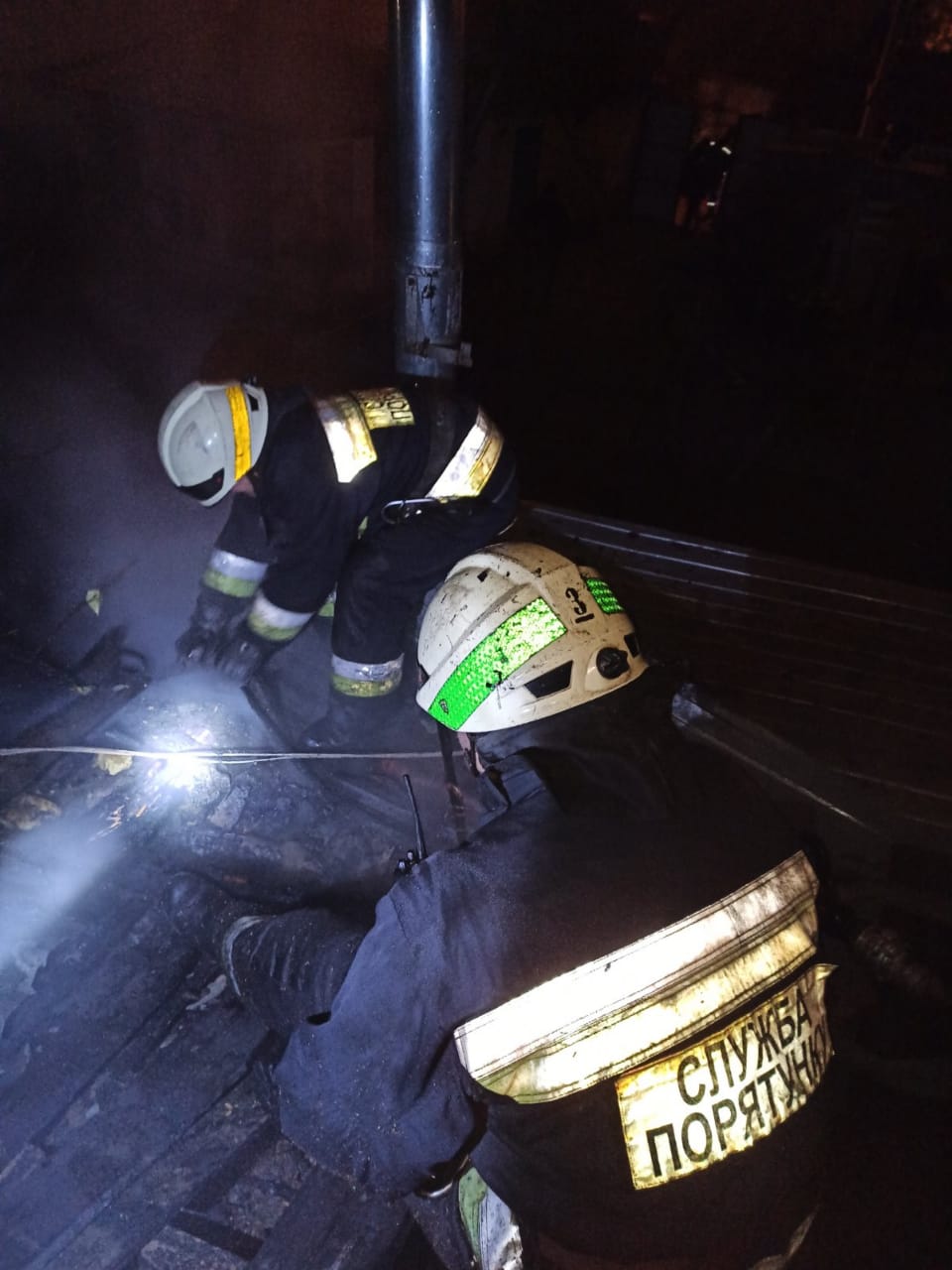 Пожар унитожил крышу дома / фото: ГСЧС