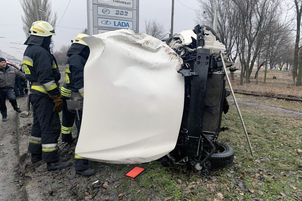 Спасателям пришлось срезать капот / фото: ГСЧС