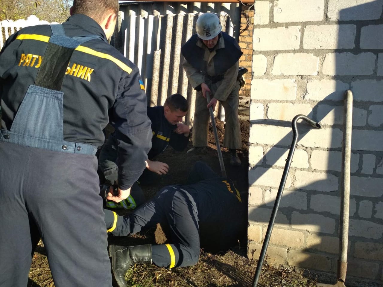 Малыша из ямы достали спасатели / фото: ГСЧС