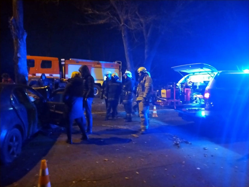 Спасатели достали из машины пострадавших / фото: ГСЧС