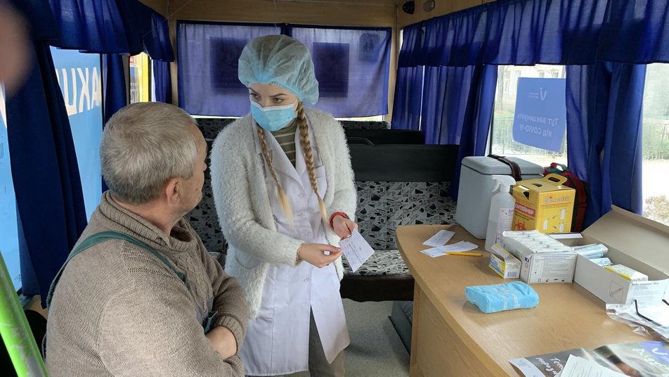 Вакцинация в салоне маршрутки - фото: suspilne.media