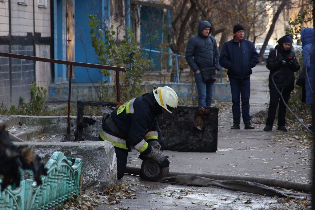 Спасатели потушили горящую квартиру / фото: ГСЧС