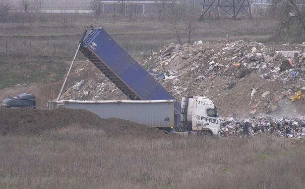 Муоср призвозят на полигон под Никополем / фото: ДніпроTV