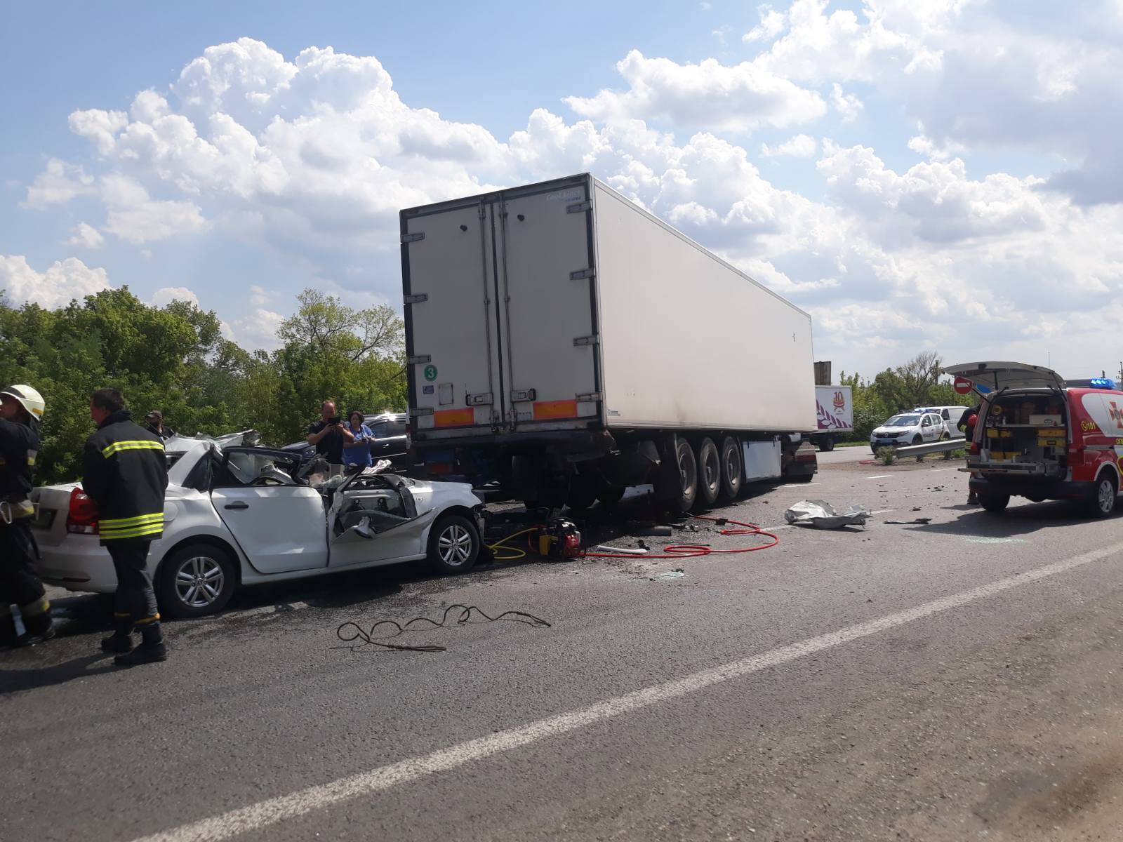 На выезде из Днепра случилось ДТП / фото: ГСЧС в Днепропетровской области