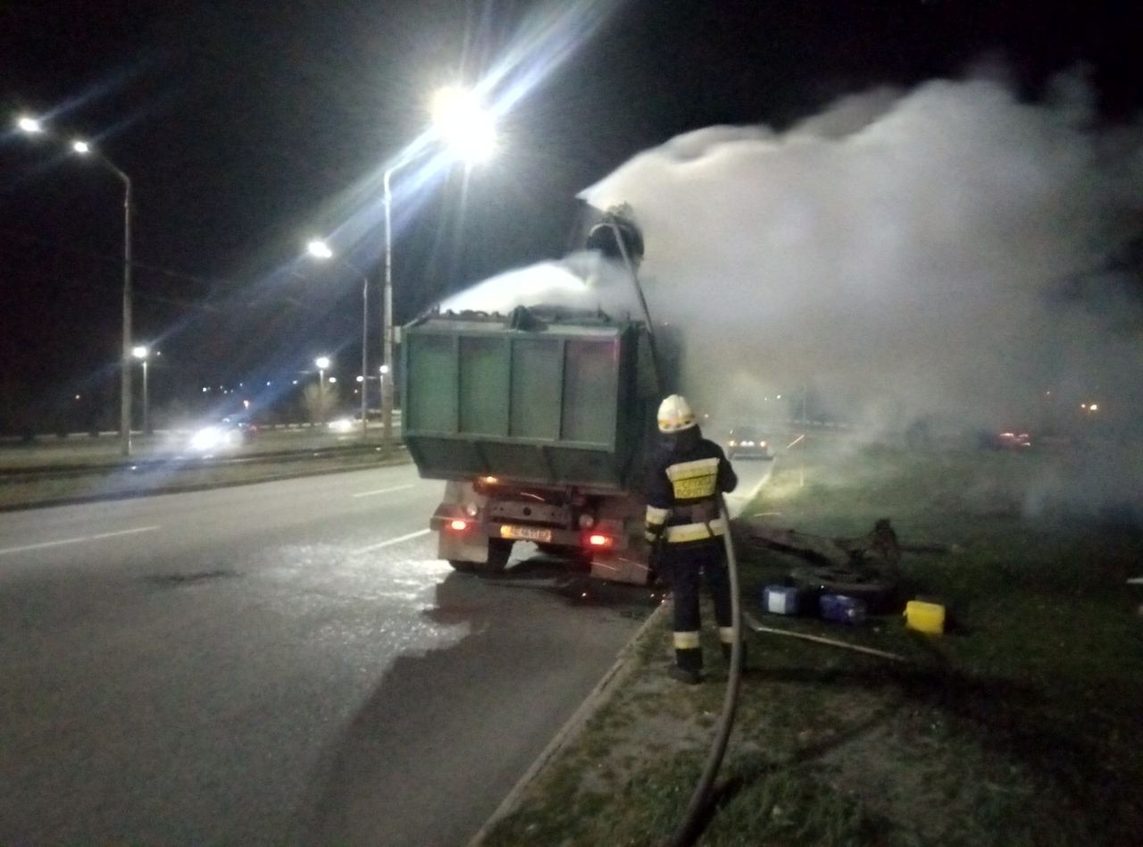 На мосту горел мусоровоз / фото: ГСЧС